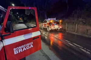Arentim e Cunha. Um meio aéreo ajuda a combater fogo