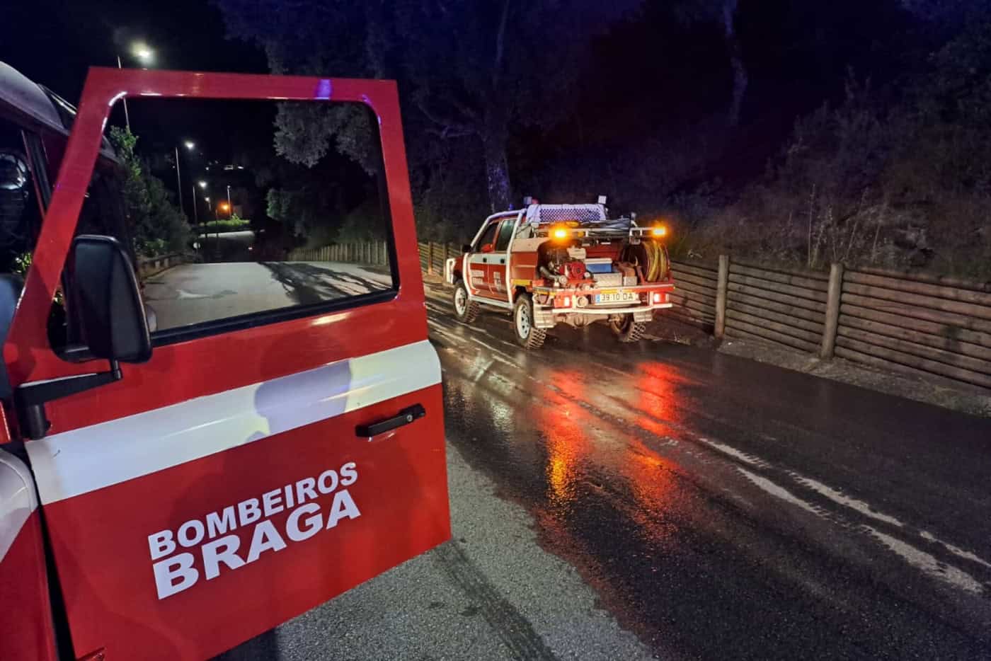Arentim e Cunha. Um meio aéreo ajuda a combater fogo