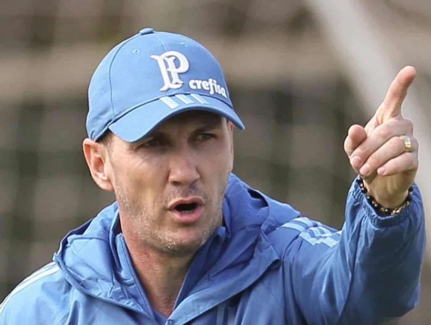 Paulo Turra pode suceder a Moreno no comando do Vitória SC