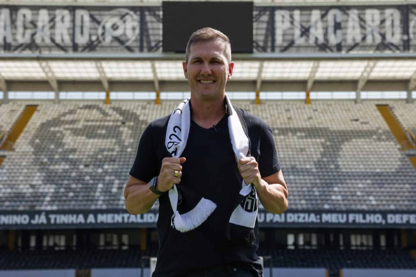 Paulo Turra é o novo treinador do Vitória SC