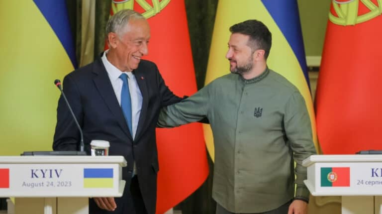 PR condecorou Zelensky em cerimónia privada