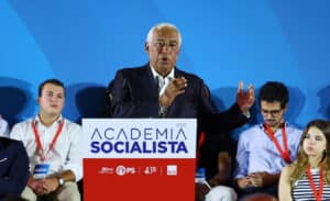 Costa anuncia devolução de propinas por cada ano de trabalho em Portugal