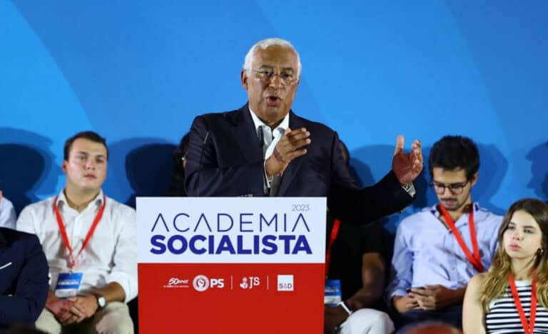 Costa anuncia devolução de propinas por cada ano de trabalho em Portugal