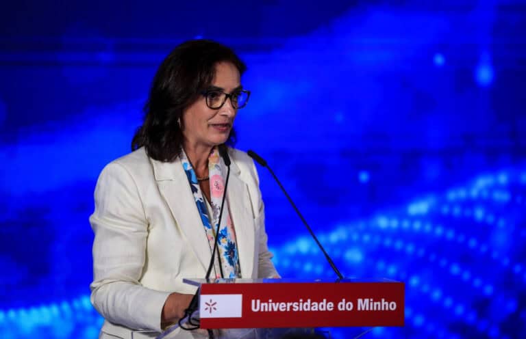 Ministra diz que as camas "não se fazem de repente"