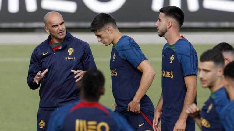 Roberto Martínez opera cinco alterações e Portugal volta aos três centrais