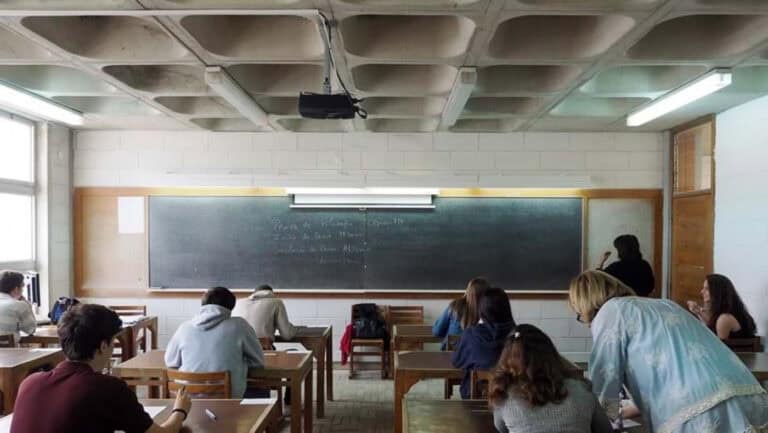 Ano letivo arranca a partir de hoje, mas continuam a faltar professores&nbsp;