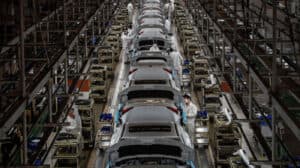 Comissão Europeia vai investigar subvenções para carros elétricos chineses&nbsp;