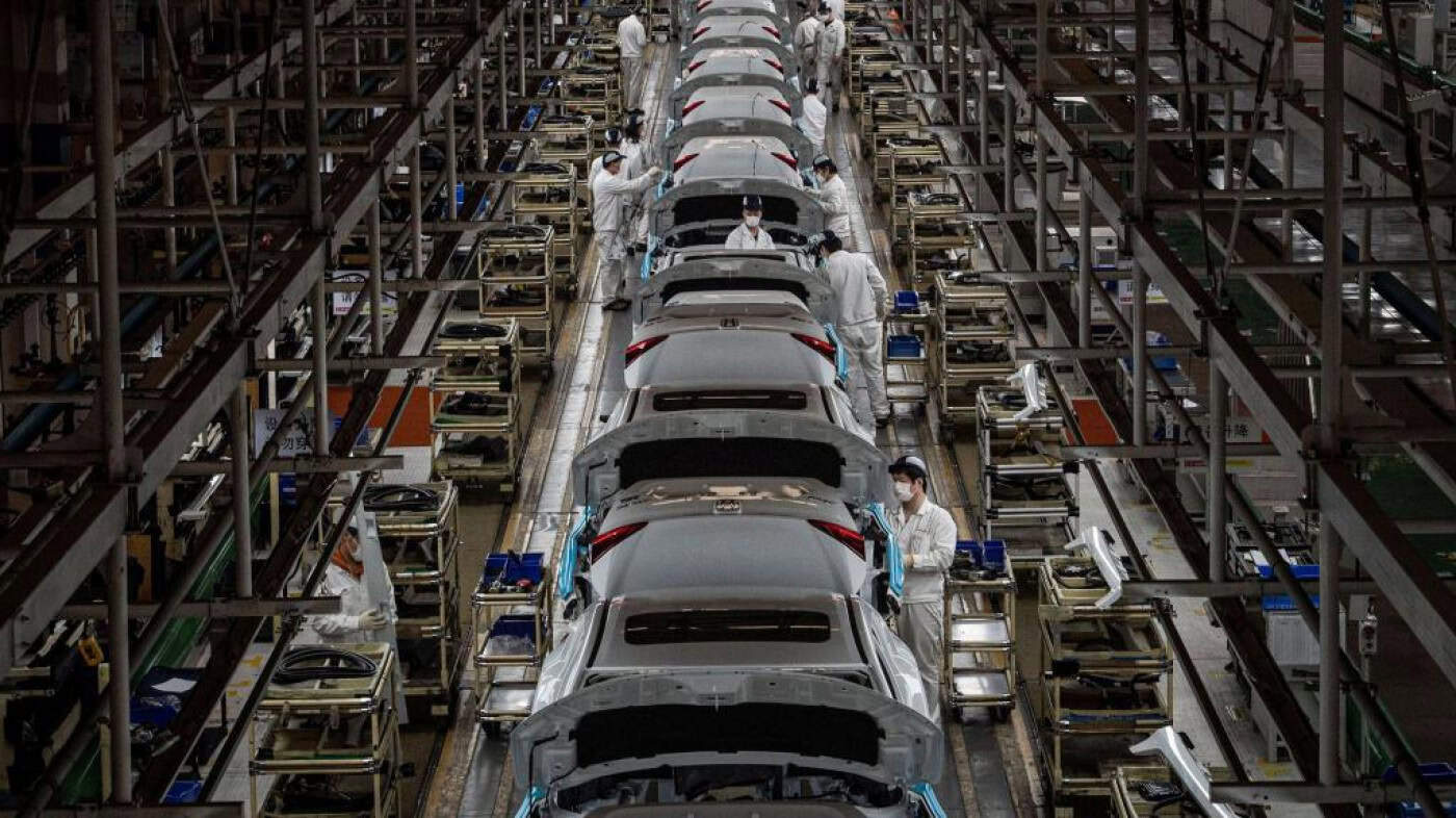 Comissão Europeia vai investigar subvenções para carros elétricos chineses&nbsp;