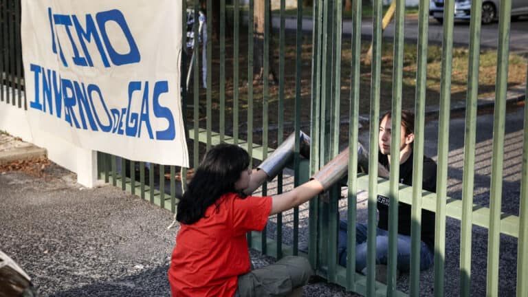 Ativistas climáticos bloqueiam entrada do Conselho de Ministros&nbsp;