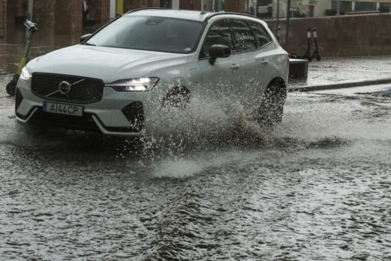 Dez distritos em aviso amarelo no domingo por previsão de chuva e trovoada