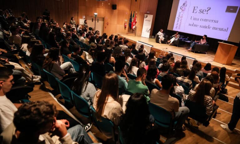 Saúde mental. Estudantes deslocados e internacionais no grupo de risco