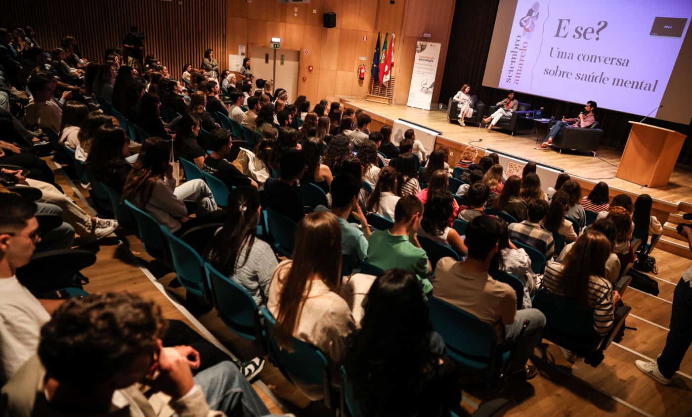Saúde mental. Estudantes deslocados e internacionais no grupo de risco