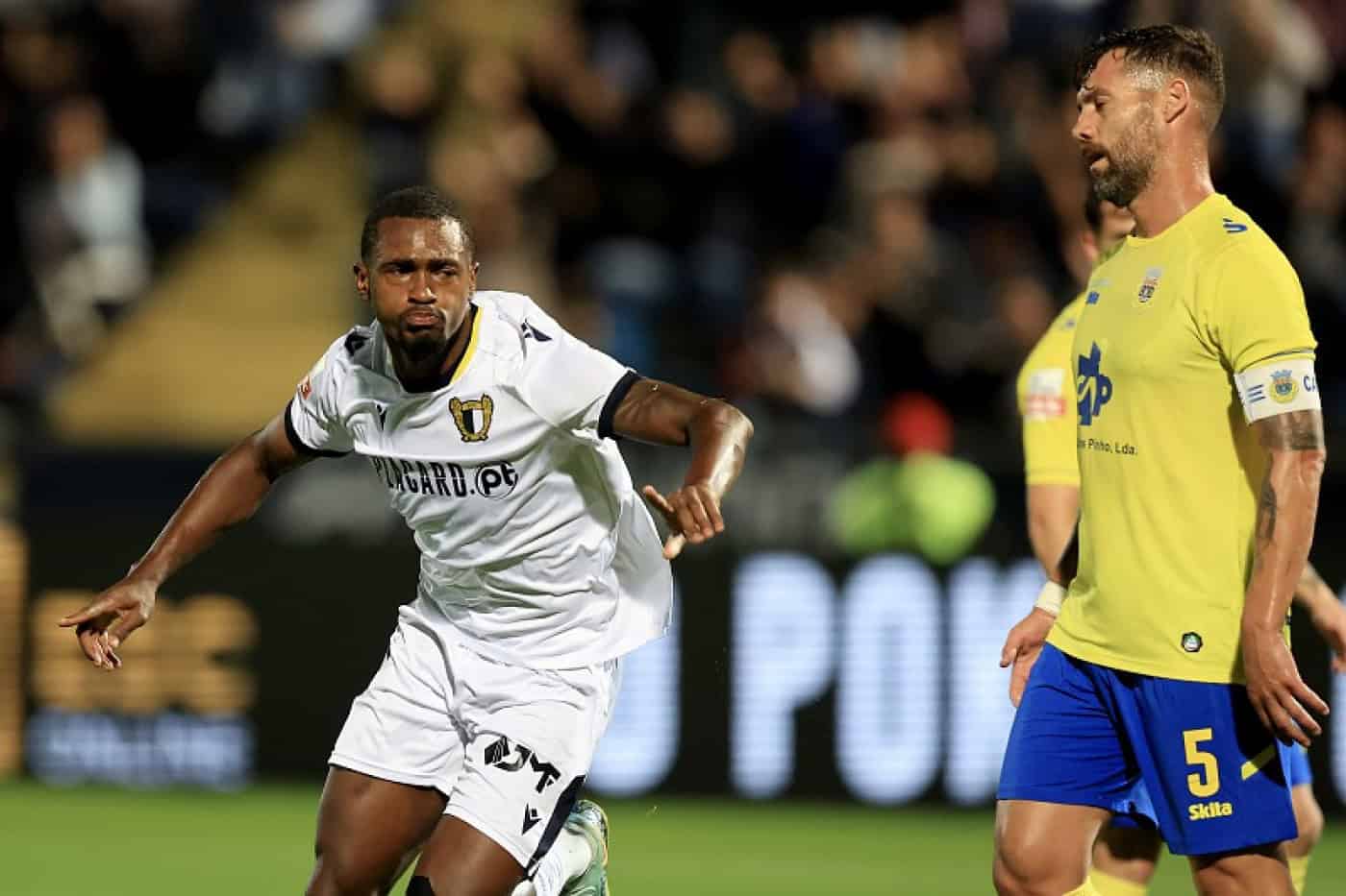 Famalicão mantém-se invicto em casa e sobe provisoriamente a quinto da I Liga