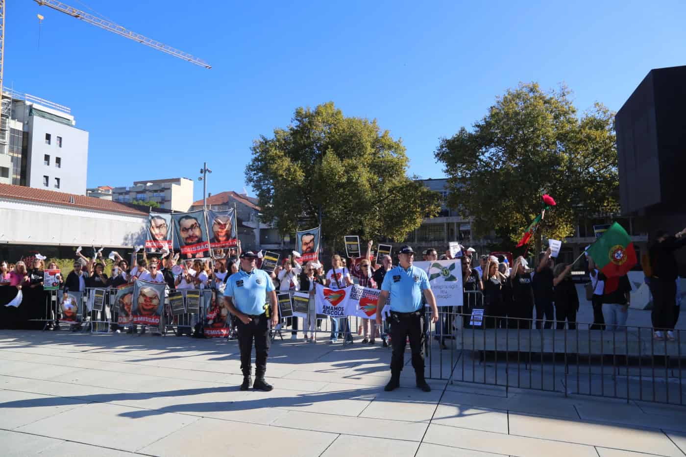 Ministro da Educação recebido em Guimarães por professores em protesto