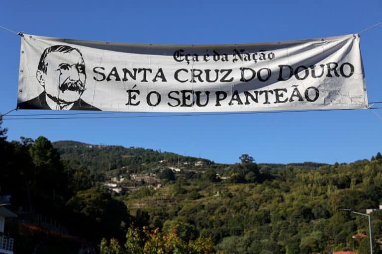 Mais de 50 pessoas contestam trasladação de restos mortais de Eça para Lisboa&nbsp;