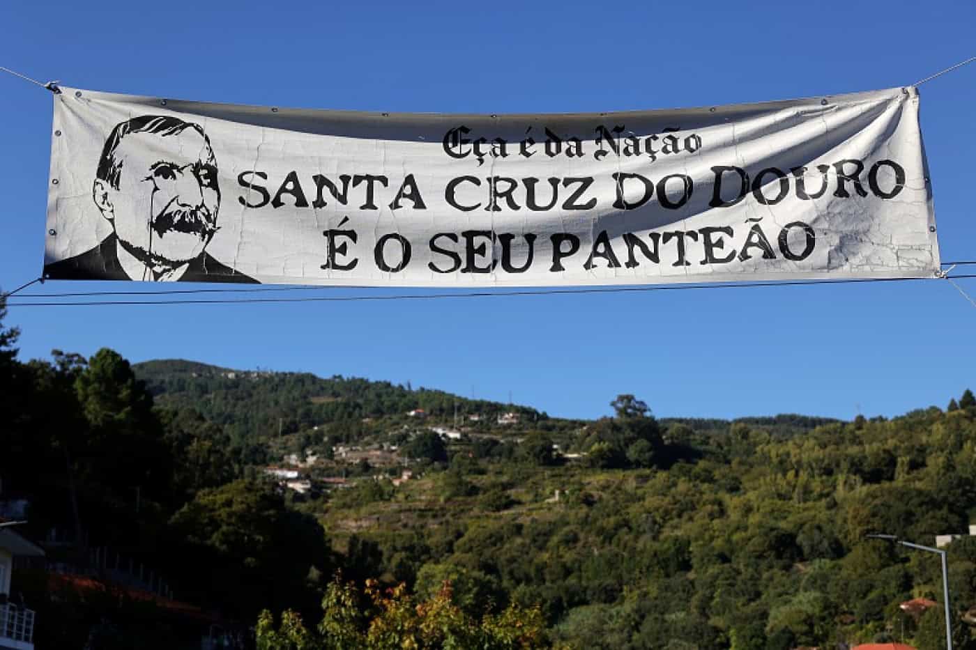 Mais de 50 pessoas contestam trasladação de restos mortais de Eça para Lisboa