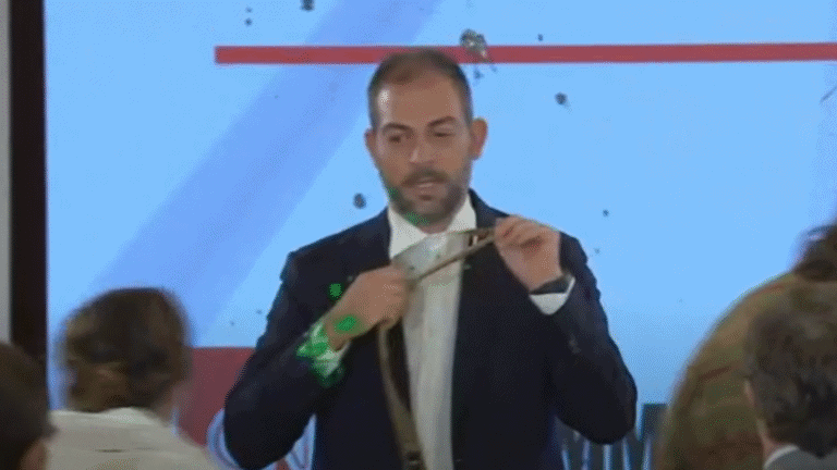 Ministro do Ambiente atacado em palco com tinta verde&nbsp;