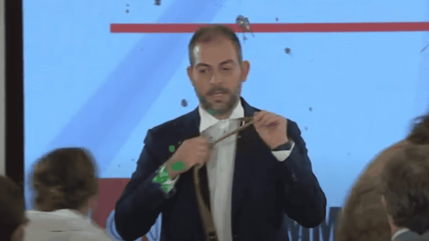 Ministro do Ambiente atacado em palco com tinta verde