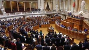 Parlamento aprova apoio psicológico para vítimas de assédio no ensino superior