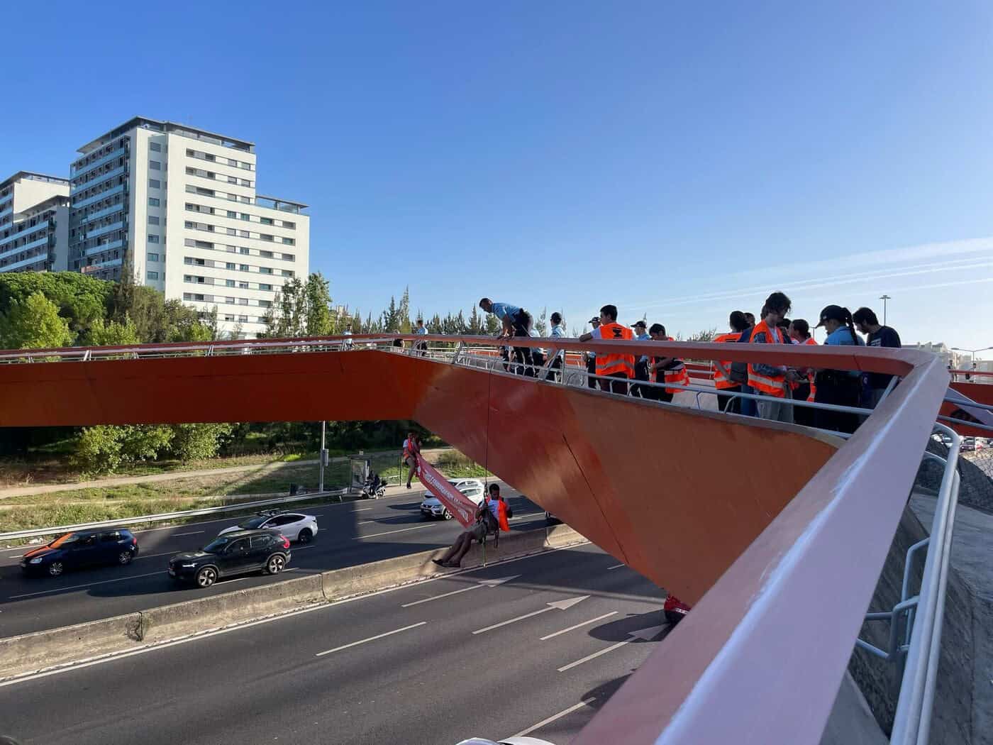Ativistas pelo clima bloqueiam Segunda Circular em hora de ponta