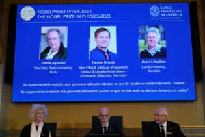 Prémio Nobel da Física atribuído a três cientistas por trabalho com eletrões&nbsp;