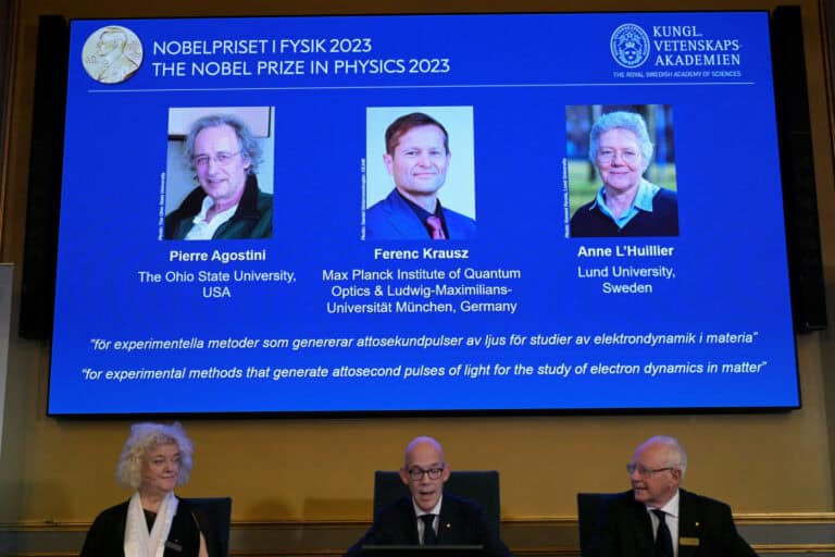 Prémio Nobel da Física atribuído a três cientistas por trabalho com eletrões&nbsp;