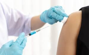 Cerca de 300 mil vacinas contra covid-19 e gripe administradas na primeira semana