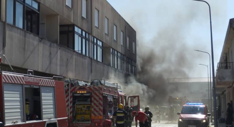 Incêndio em oficina de automóveis atinge habitações em Lomar