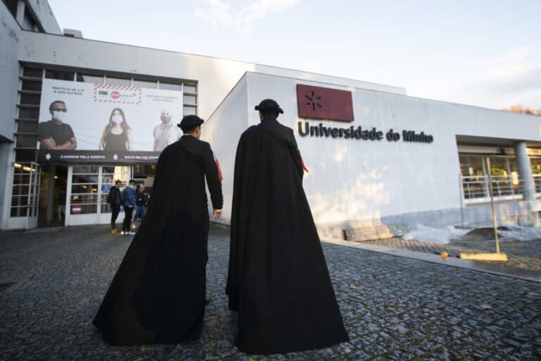 Valor das propinas mantém-se, mas será devolvido a quem ficar a trabalhar no país