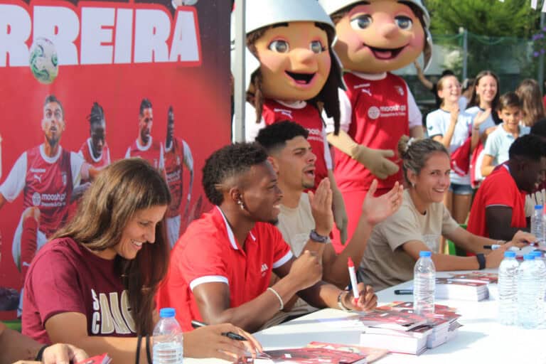 Atletas do SC Braga animam crianças do Externato Paulo VI
