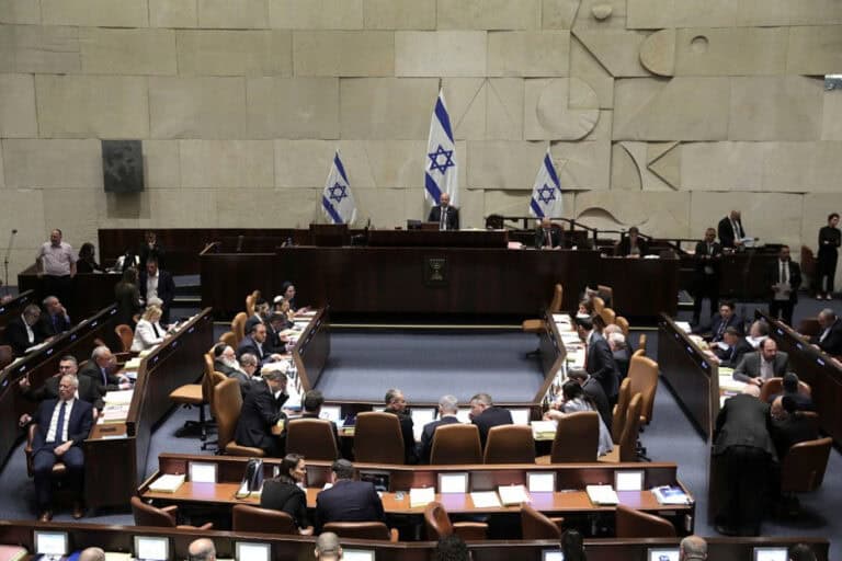 Parlamento de Israel aprova Governo de emergência de Netanyahu com oposição&nbsp;