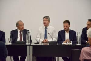 Ministro da Economia admite que quadrilátero "dá importante contributo ao tecido produtivo do país"