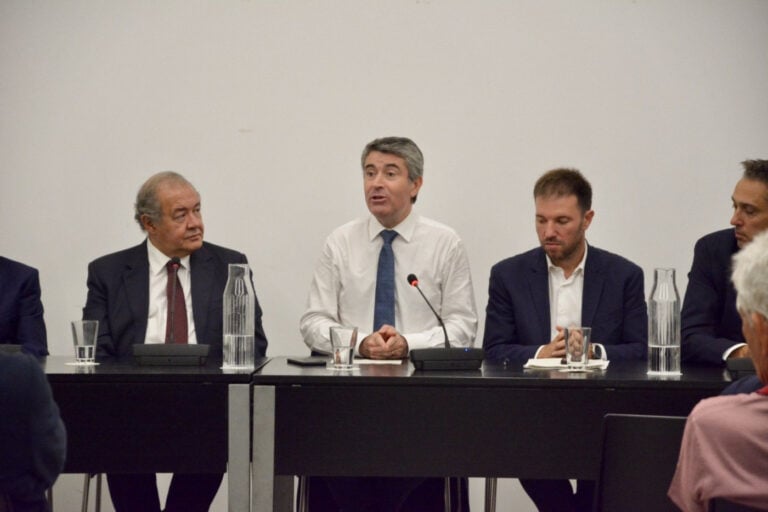 Ministro da Economia admite que quadrilátero "dá importante contributo ao tecido produtivo do país"