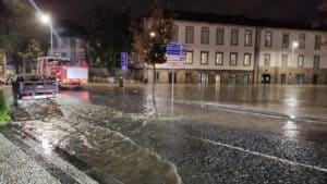 Mau tempo provoca inundações, queda de muros e abatimento de pavimento no Minho