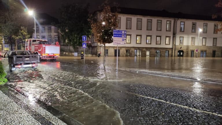 Mau tempo provoca inundações, queda de muros e abatimento de pavimento no Minho