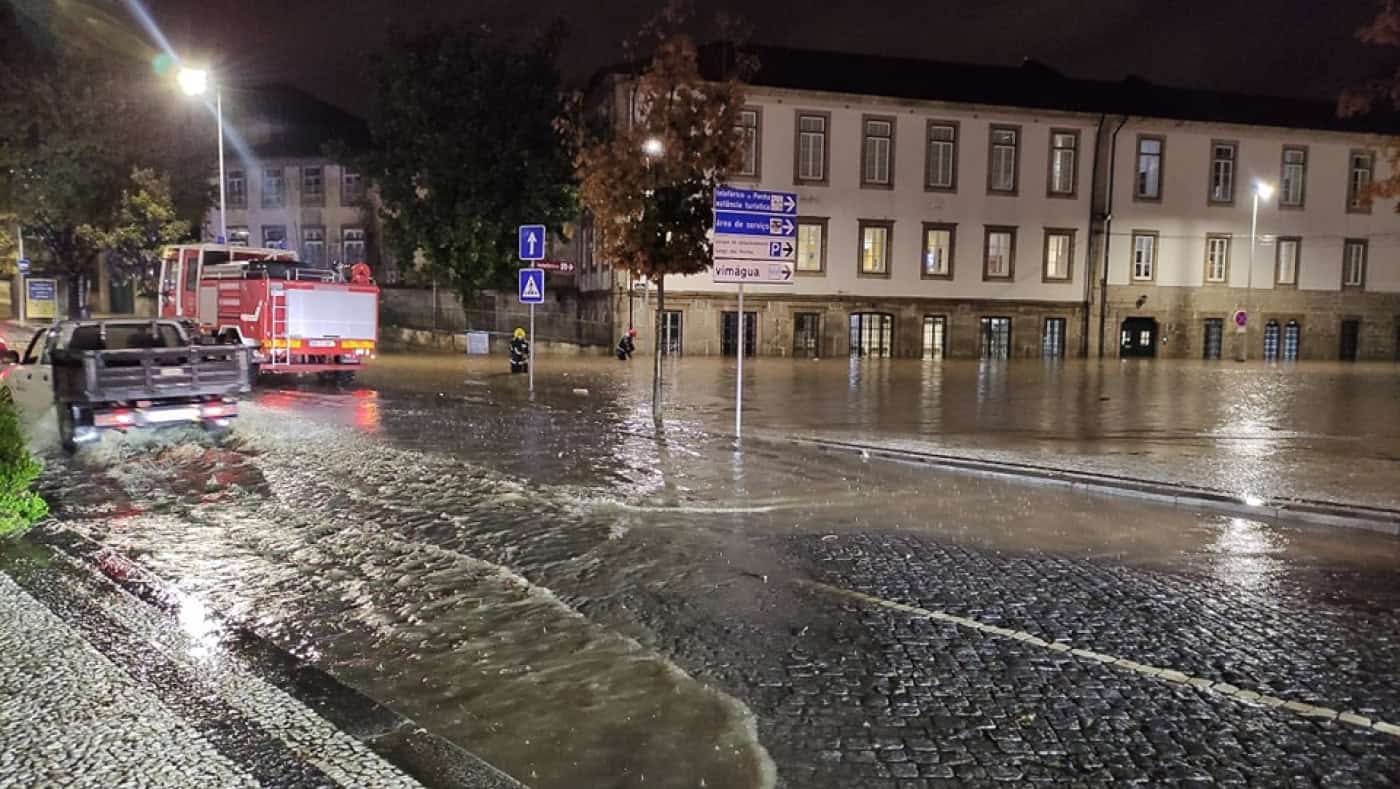 Mau tempo provoca inundações, queda de muros e abatimento de pavimento no Minho
