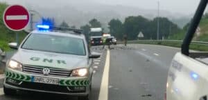 Chapas de ferro furam pneus a dezenas de carros e camiões na A3&nbsp;&nbsp;