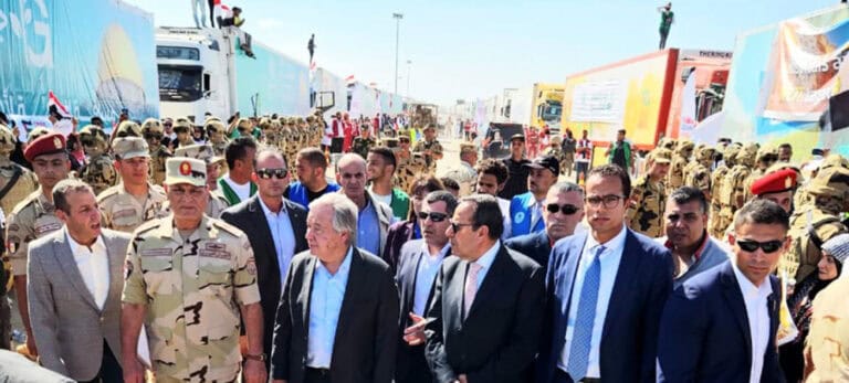 Guterres foi ao muro de Rafah apelar à passagem de 20 camiões que podem evitar "a morte" de 2 milhões