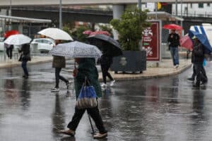 Proteção Civil renova aviso para continuação de chuva forte, vento e agitação marítima