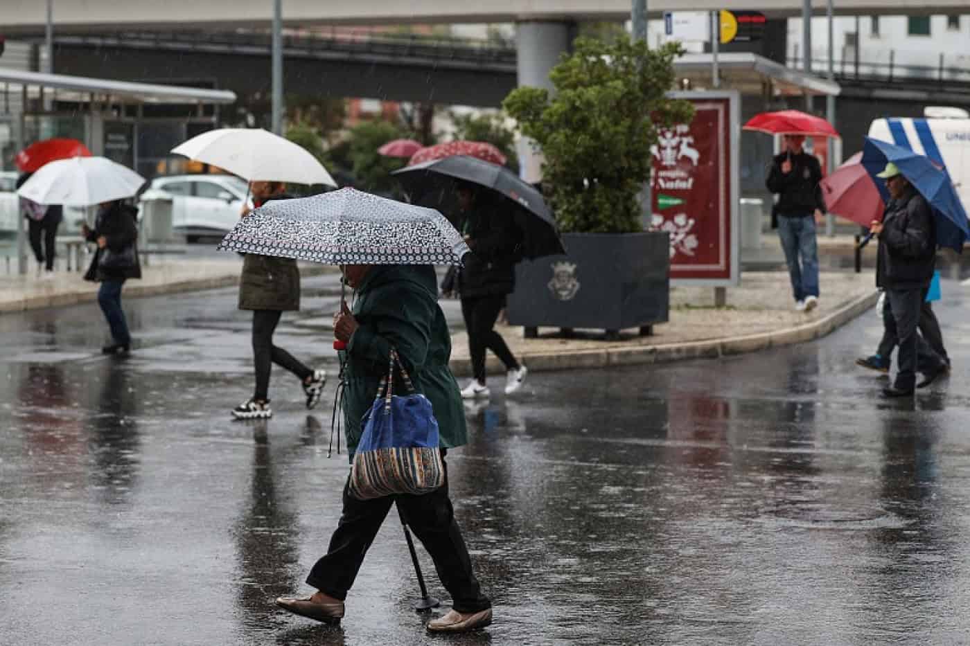 Proteção Civil renova aviso para continuação de chuva forte, vento e agitação marítima