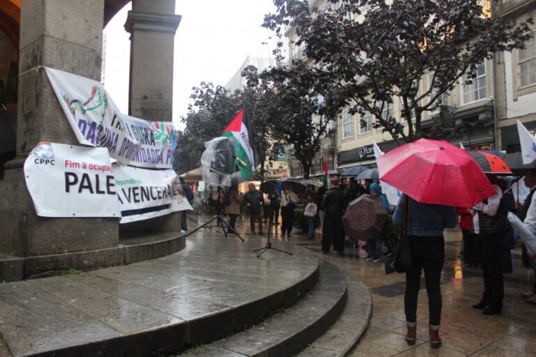 Chuva não demoveu cerca de três dezenas de manifestantes pela paz no Médio Oriente