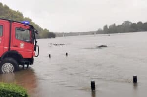 Carros submersos pelo rio em Ponte de Lima&nbsp;