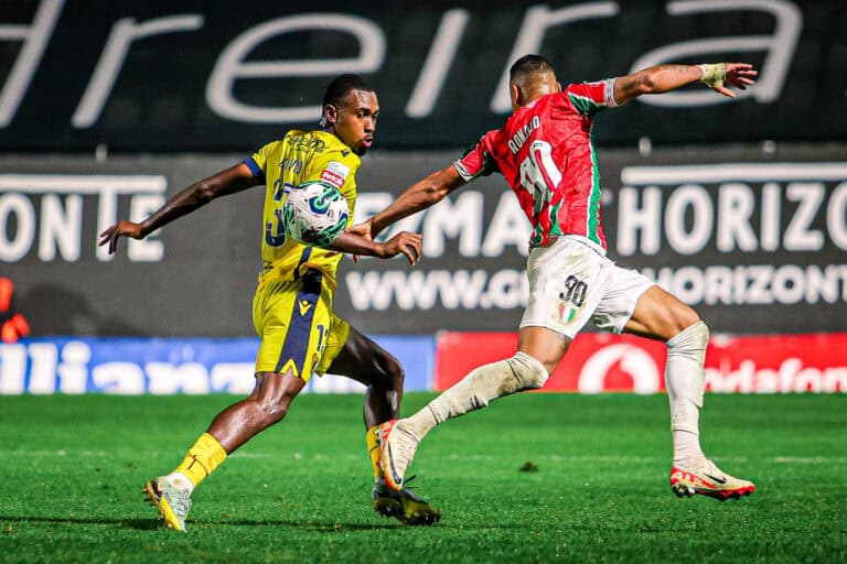 FC Famalicão perde na Amadora com menos um atleta desde os 30 minutos