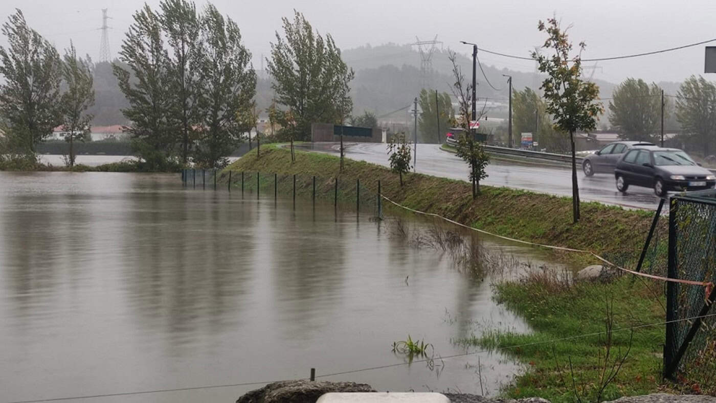 Minho regista várias inundações e queda de árvores ao início da manhã