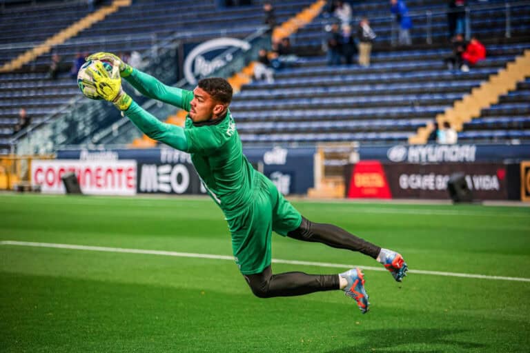 Guarda-redes Luiz Júnior renova com Famalicão até 2027/28&nbsp;