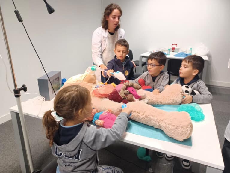 Fraturas, dores de barriga e febre. Hosp. dos Bonequinhos espera receber 700 crianças