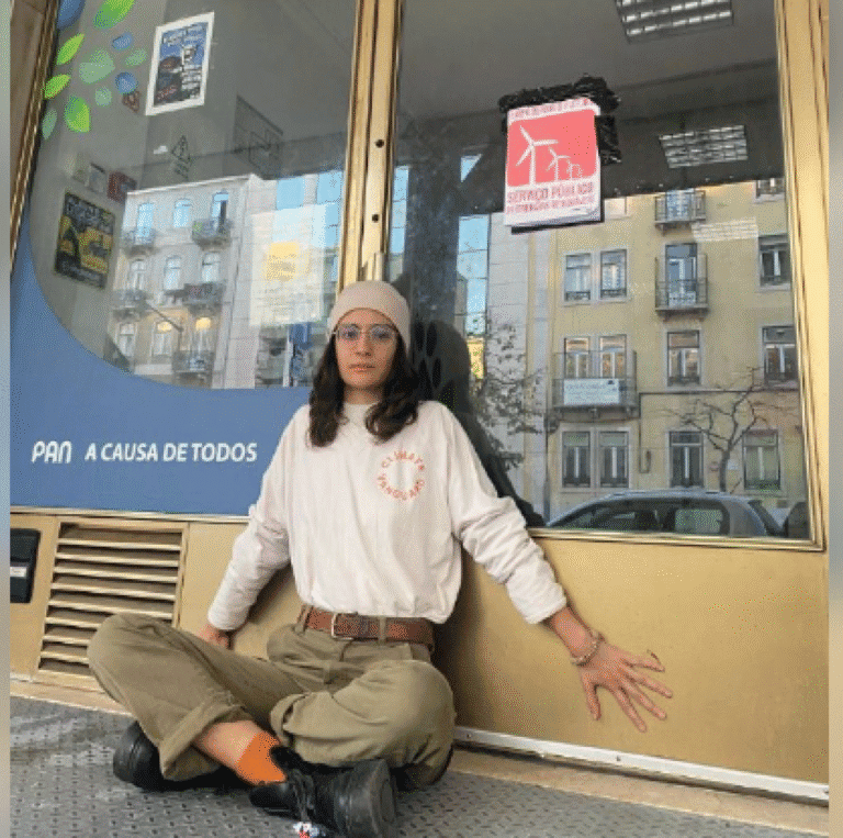 Ativistas pelo clima bloqueiam sedes de partidos&nbsp;&nbsp;