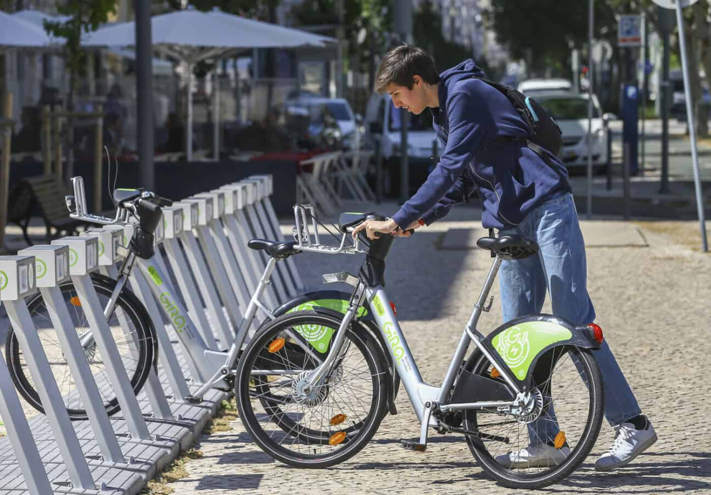 Passes gratuitos de transportes vão também abranger bicicletas partilhadas