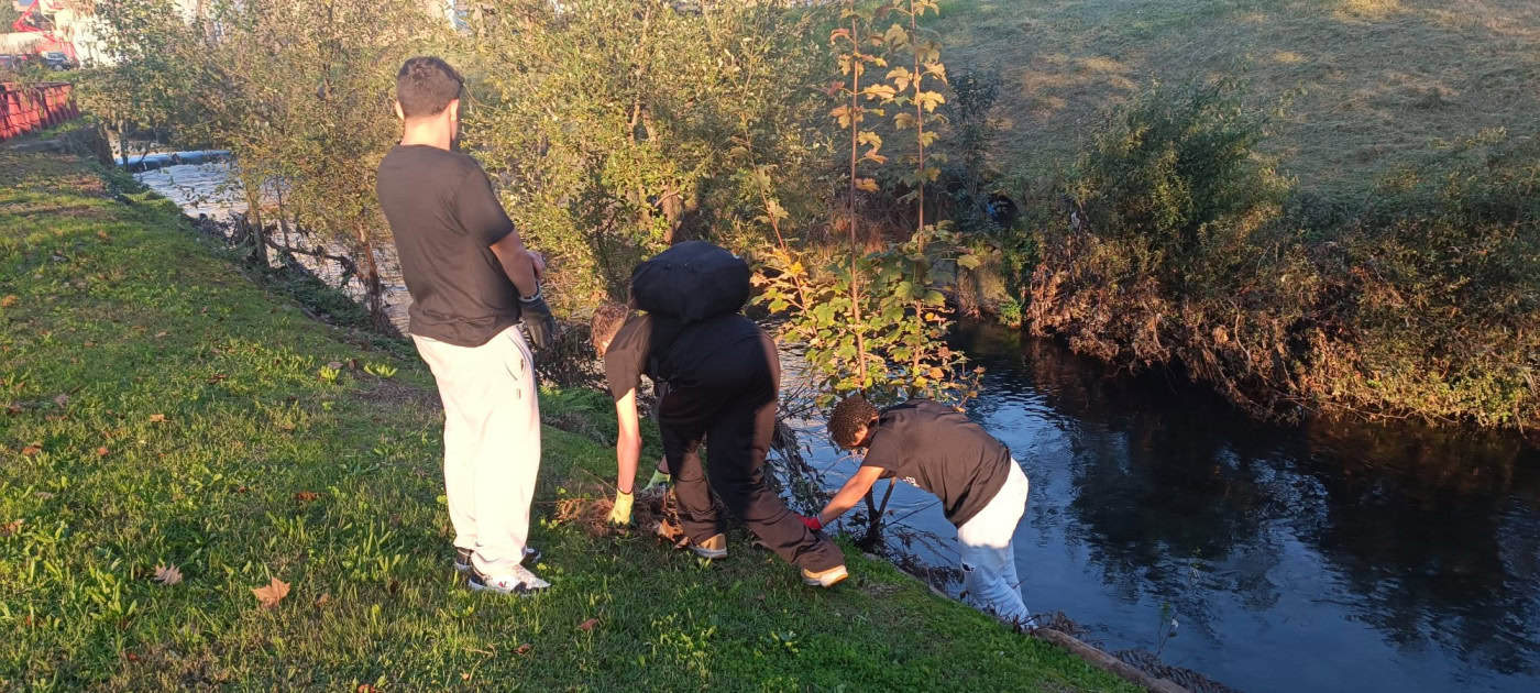 Duas associações de Braga limpam Rio Este