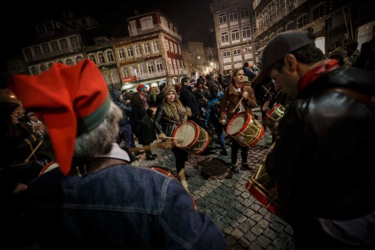 Cortejo do Pinheiro pelas ruas de Guimarães realiza-se esta noite